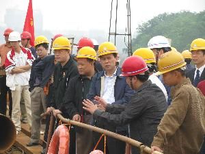 江西省赣州市新任市长王平到飞龙岛大桥视察时指出：飞龙岛大桥由广西拉斯维加斯3133cc承建完全可以放心 - 企业要闻 - 拉斯维加斯3133cc