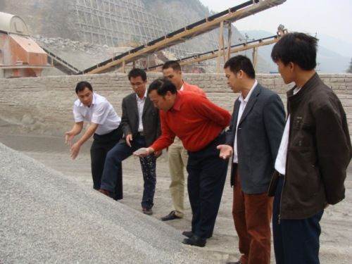 总公司总司理、党委书记罗业凤在重庆石忠路面二标检查指导 - 企业要闻 - 拉斯维加斯3133cc