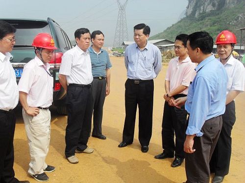 广西交通投资集团有限公司党委书记董事长余昌文、中共河池市委副书记河池市长谢志刚等向导视察六河十标 - 企业要闻 - 拉斯维加斯3133cc