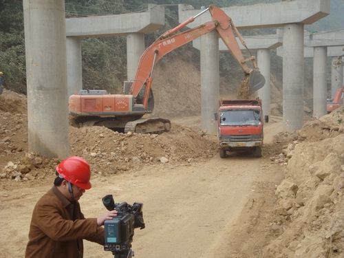 新华社、广西电视台两家媒体到隆百13标举行采访 - 企业要闻 - 拉斯维加斯3133cc