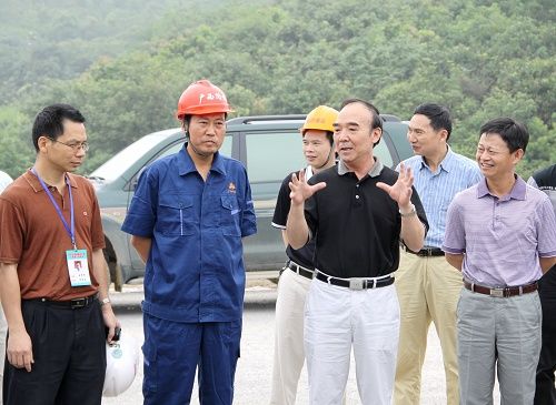 广西拉斯维加斯3133cc依然是广西交通建设的主力军——广西交通运输厅党组书记黄华宽在视察隆百路时指出 - 企业要闻 - 拉斯维加斯3133cc