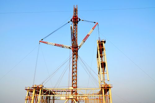 波司登大桥（合江长江一桥）乐成运用摇臂抱杆吊起第二节段扣塔 - 企业要闻 - 拉斯维加斯3133cc