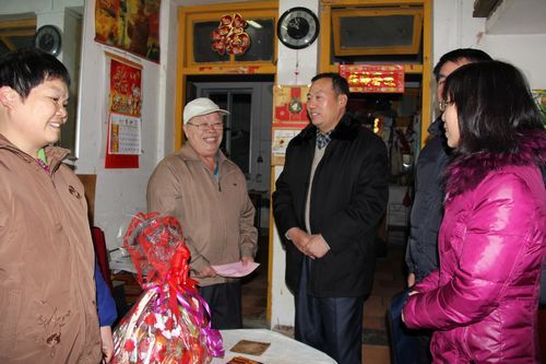 公司向导亲热探望慰问退休员工和厄国项目员工眷属 - 企业要闻 - 拉斯维加斯3133cc