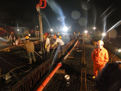 一连作业25小时再掀施工新热潮——百色市东合大桥引桥左幅混凝土浇筑顺遂完成 - 企业要闻 - 拉斯维加斯3133cc