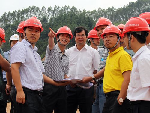 集团公司朱坚和董事长、李定伦总司理一行赴来马路项目调研指导事情 - 企业要闻 - 拉斯维加斯3133cc