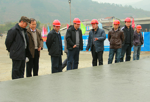 广西交通运输厅纪检组长张留现一行到田林至隆林№1条约段项目举行节前慰问和检查指导事情 - 企业要闻 - 拉斯维加斯3133cc