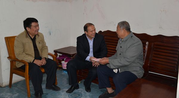 公司向导春节前走访慰问生涯难题老党员及退休职工 - 企业要闻 - 拉斯维加斯3133cc