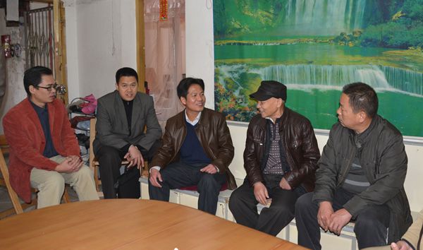 公司向导春节前走访慰问生涯难题老党员及退休职工 - 企业要闻 - 拉斯维加斯3133cc