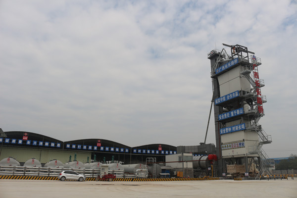 集团公司首套安迈5000型沥青拌和站在柳南11标顺遂焚烧  - 企业要闻 - 拉斯维加斯3133cc