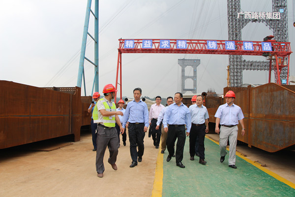 李小林一行旅行六景郁江特大桥施工现场_副本.jpg